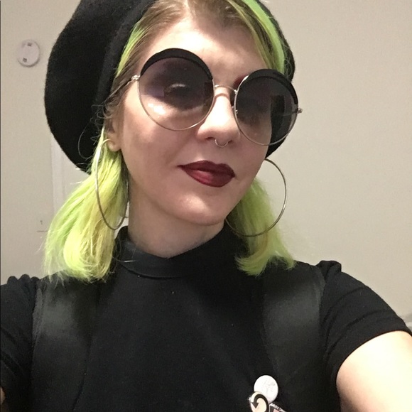 Meet your Posher, Bianca! 🖤🖤🖤 - Picture 6 of 7